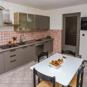 https://apartments-villa-irena-porec.in-istria.net